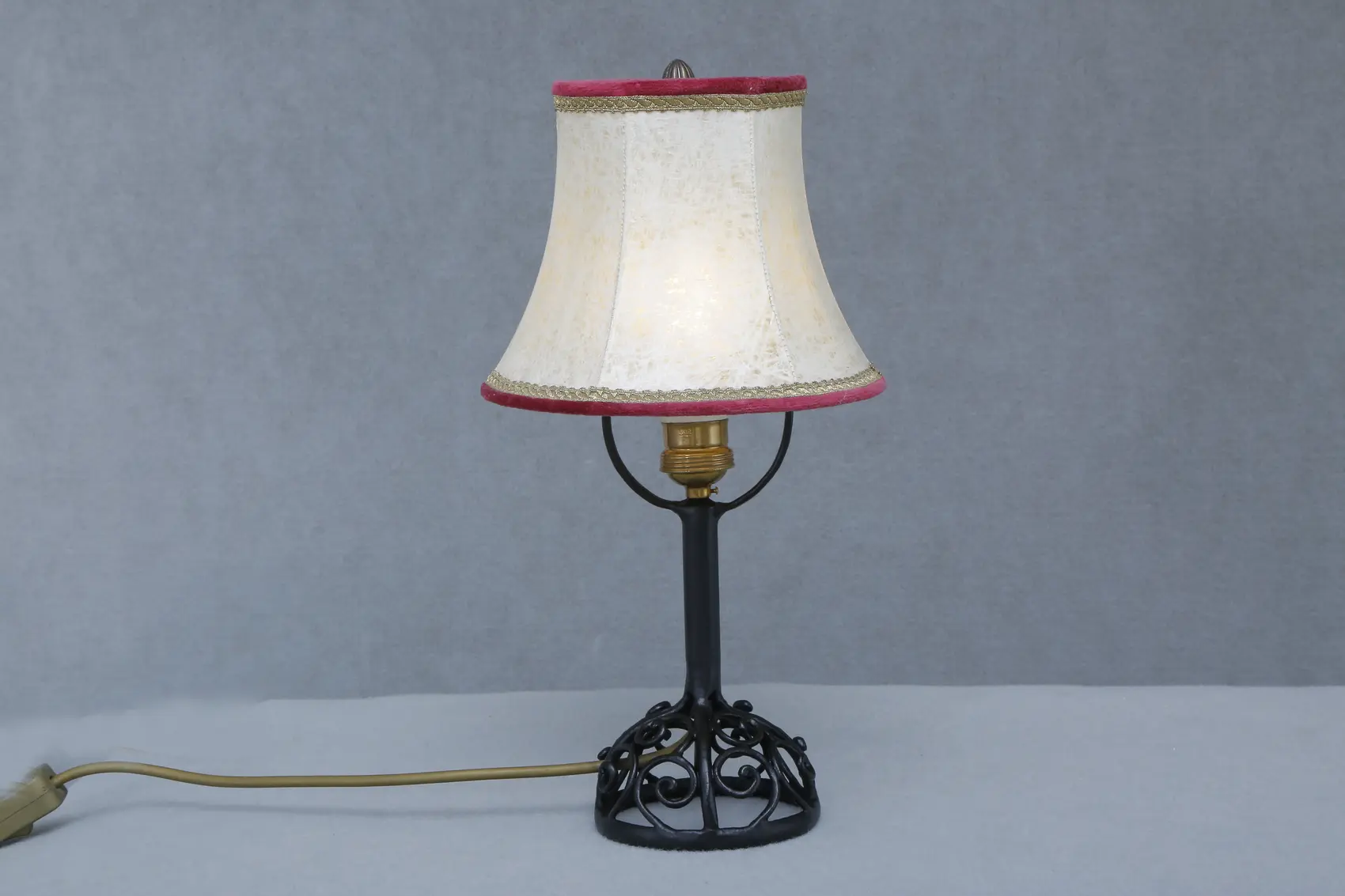 Table lamp with a shade made of beef bladder 75